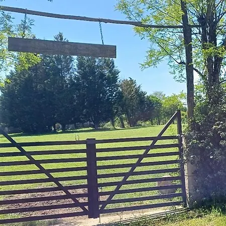 Dom wakacyjny Polo Estate With A River As A Pool Near Saint-emilion Guîtres